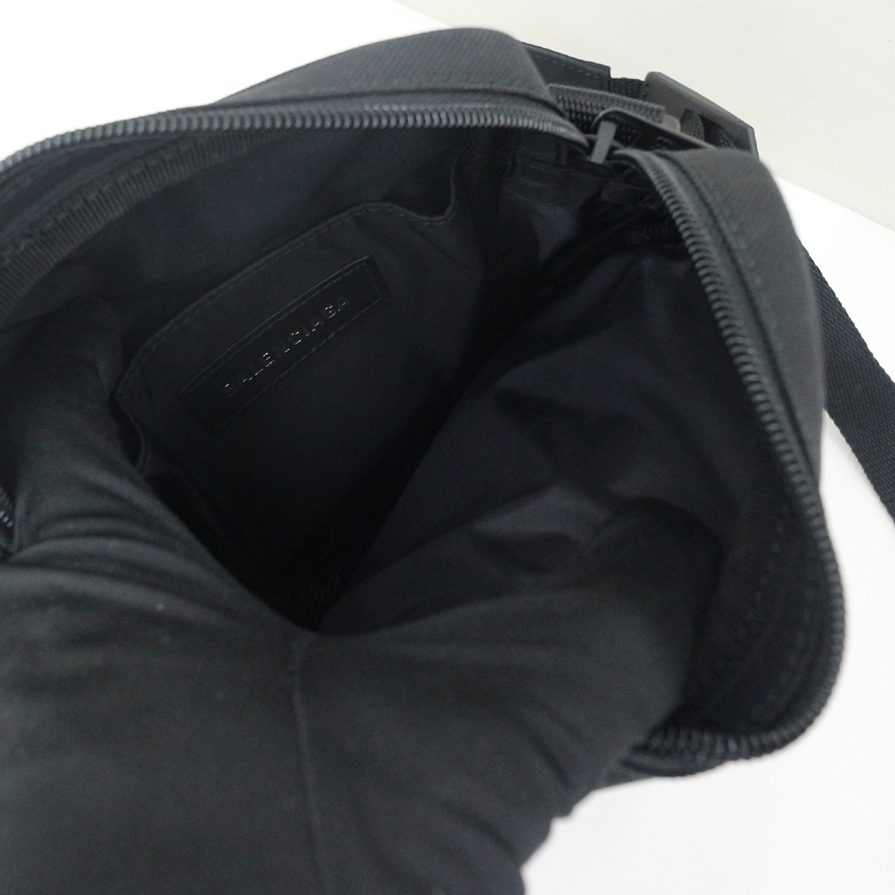 バレンシアガ アーミー・クロスボディ メッセンジャーバッグ ナイロン/ブラック 715852